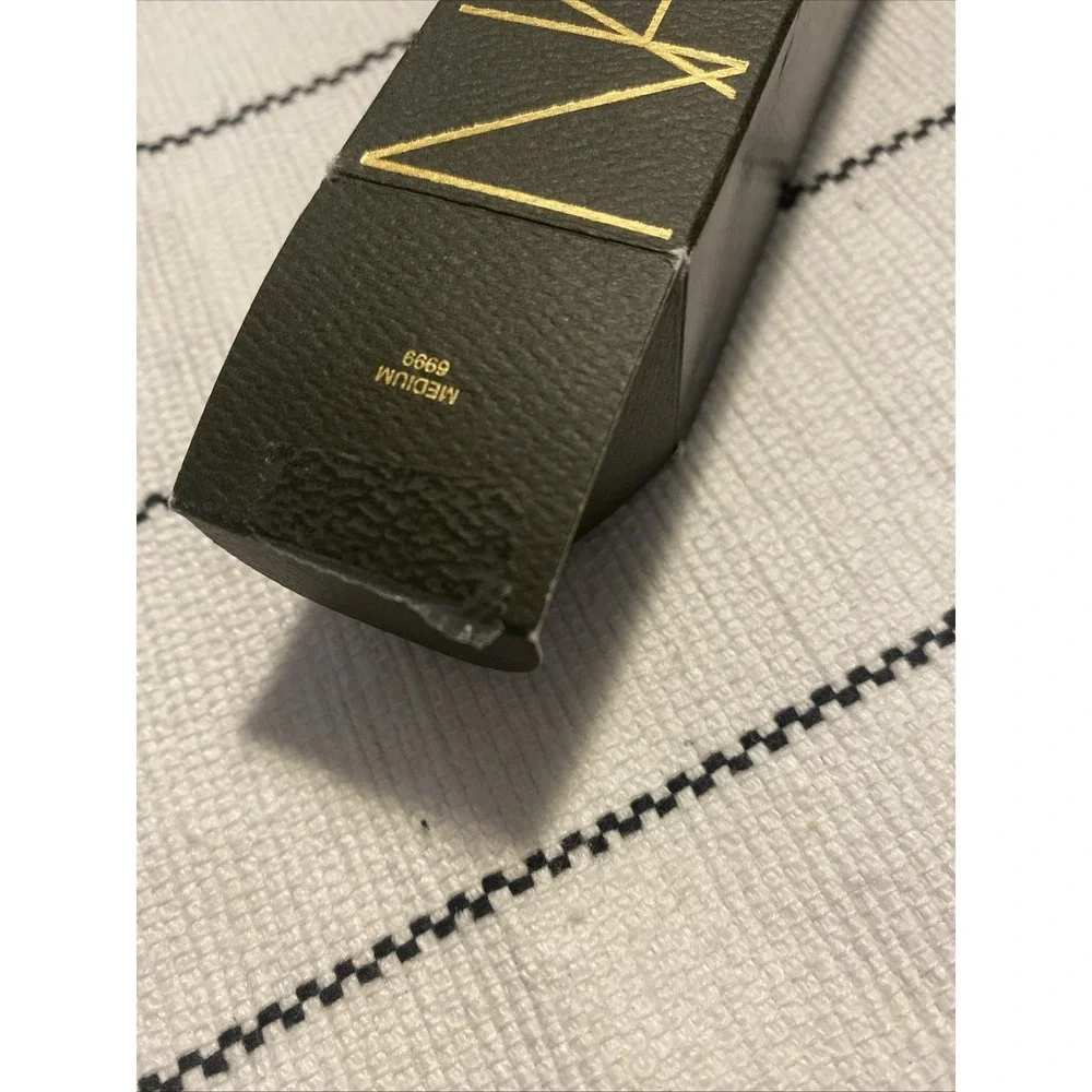 NARS Charlotte Gainsbourg Hydrating Glow Tint 1.7 Oz Medium 6999 Read Descripció